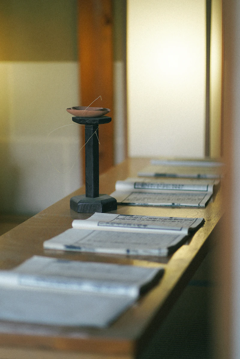 机の上に広げられた書類