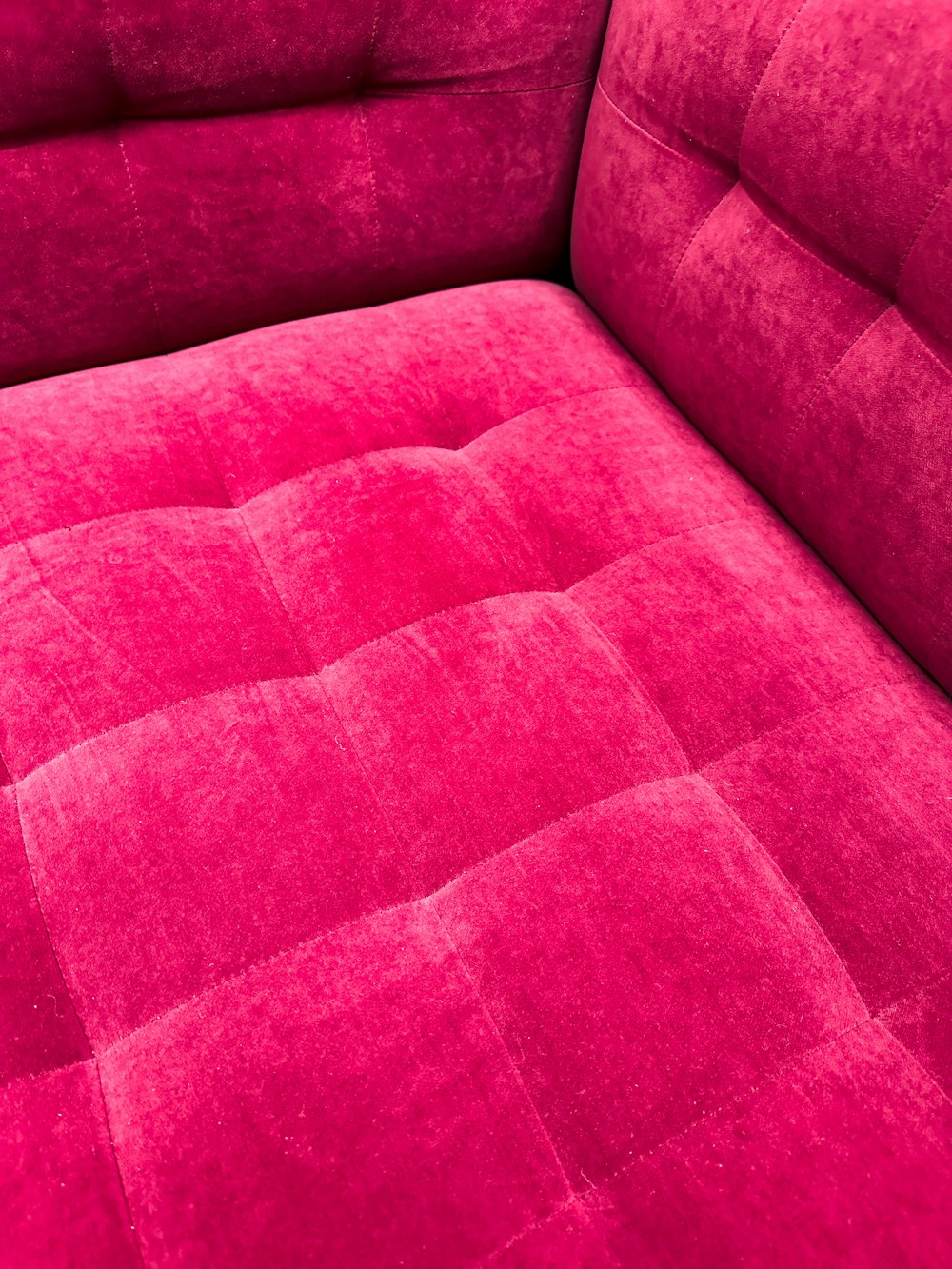 a fuchsia colored couch is shown in this image