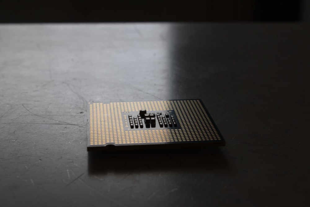 um close up de um chip de processador em uma tabela