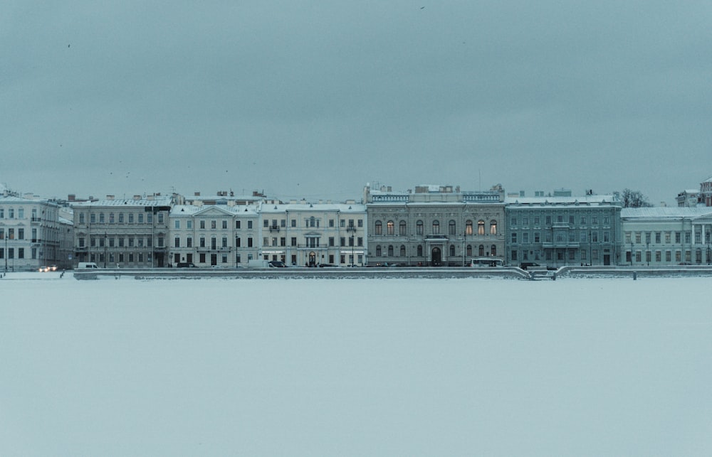 un groupe de bâtiments qui sont dans la neige