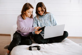 Joven pareja mexicana revisando documentos digitales en una tableta en casa, con un entorno urbano d