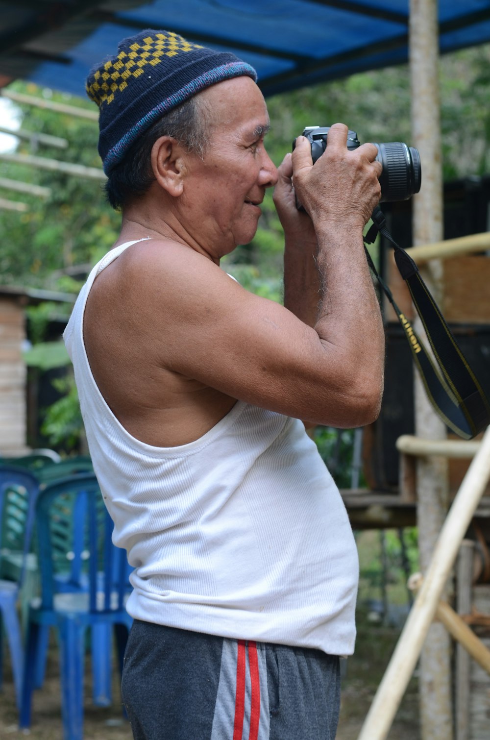 Un uomo che scatta una foto con una macchina fotografica