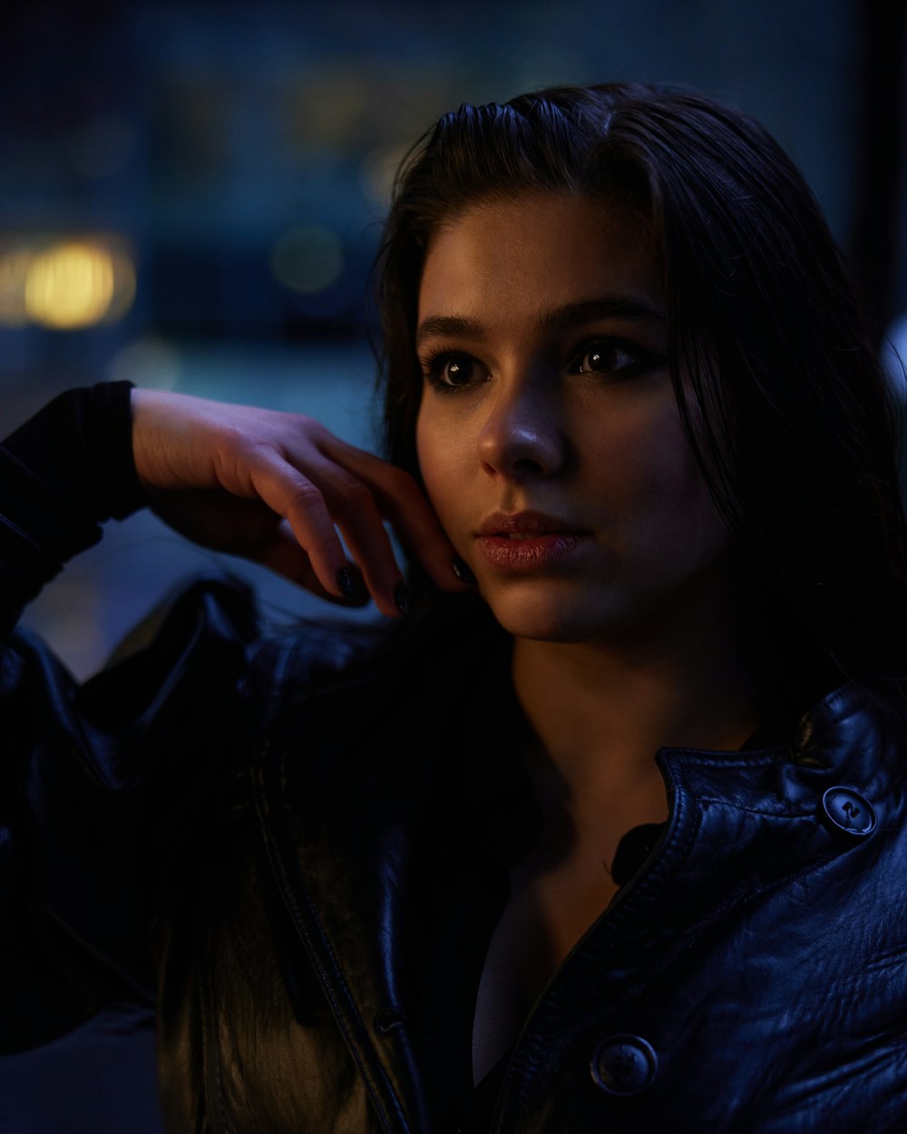 Une femme en veste en cuir posant pour une photo