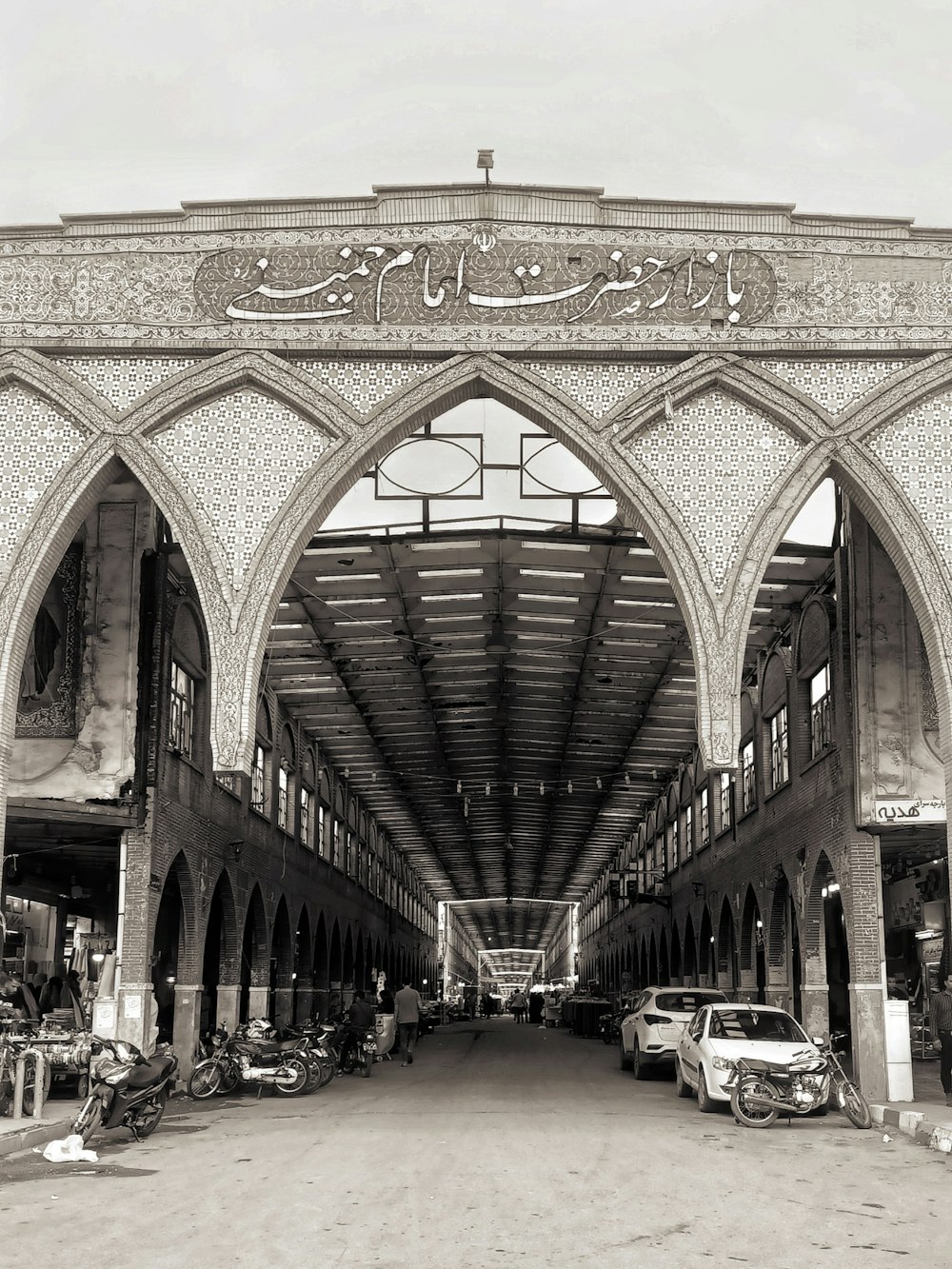 Una foto in bianco e nero di una stazione ferroviaria