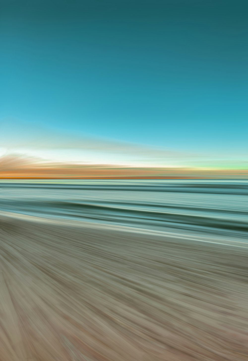 Una foto borrosa de una playa y un océano