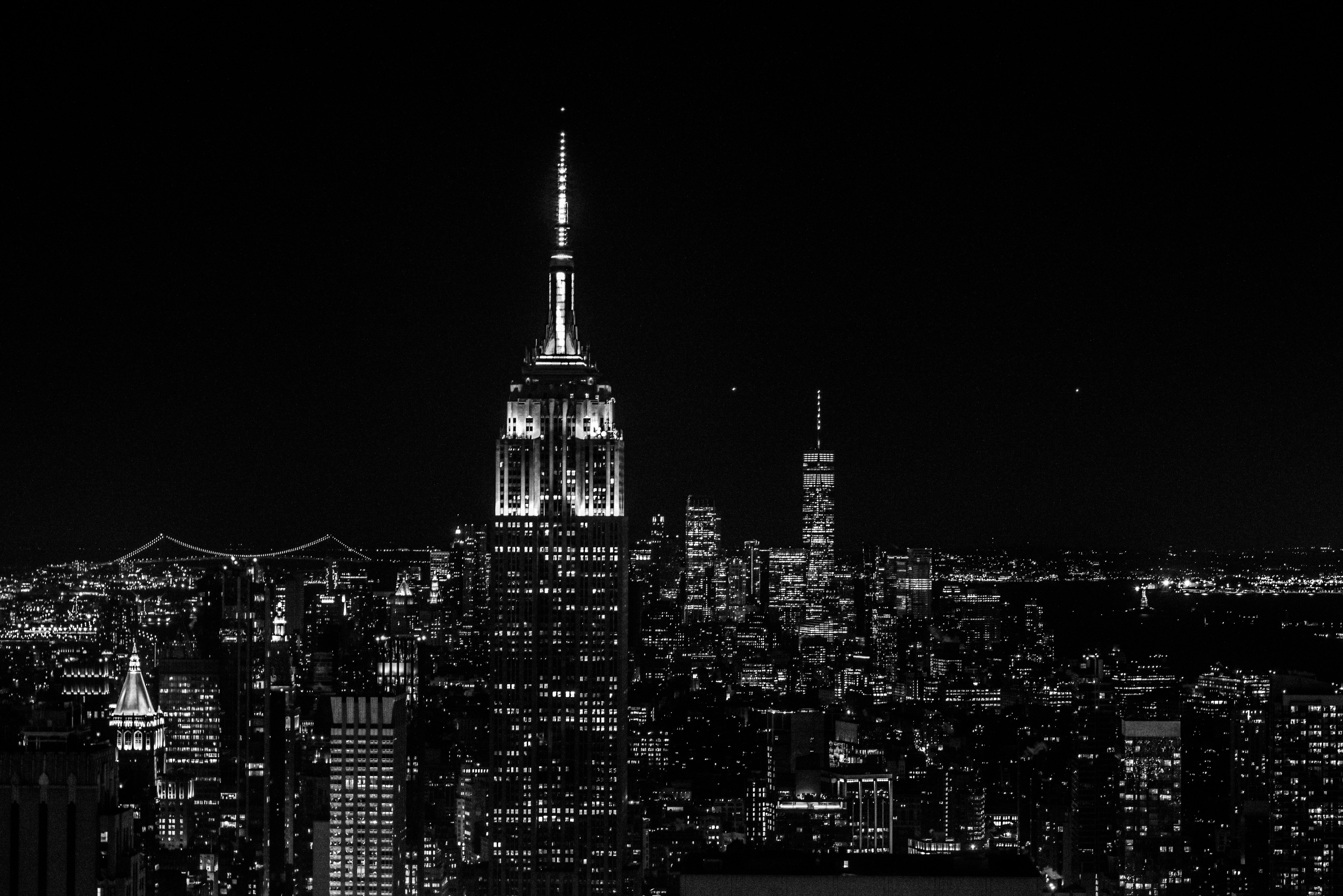 Una foto en blanco y negro de una ciudad por la noche