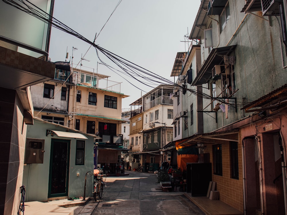 Una calle estrecha en una ciudad con muchos edificios