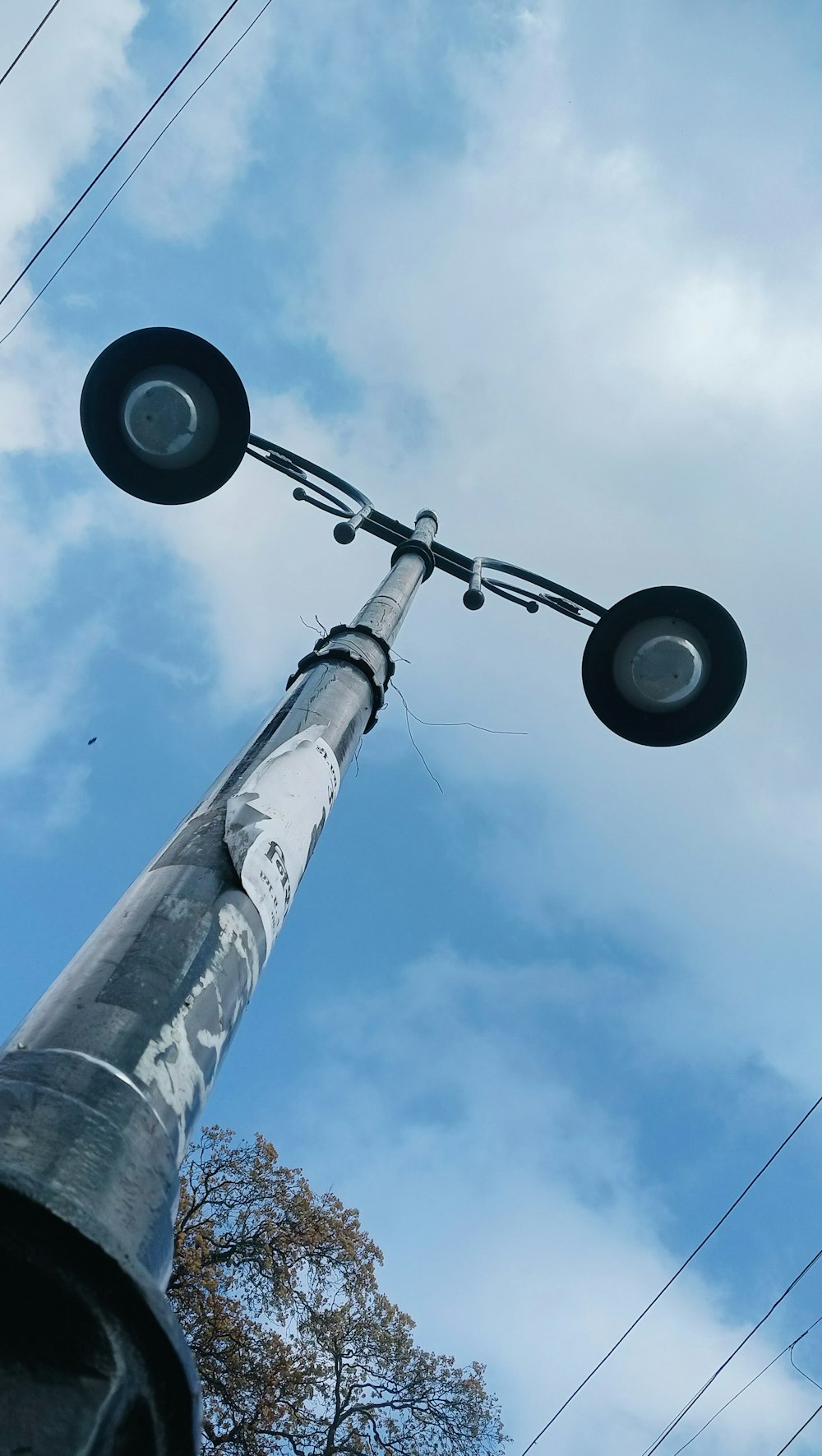 a pole with two lamps on top of it