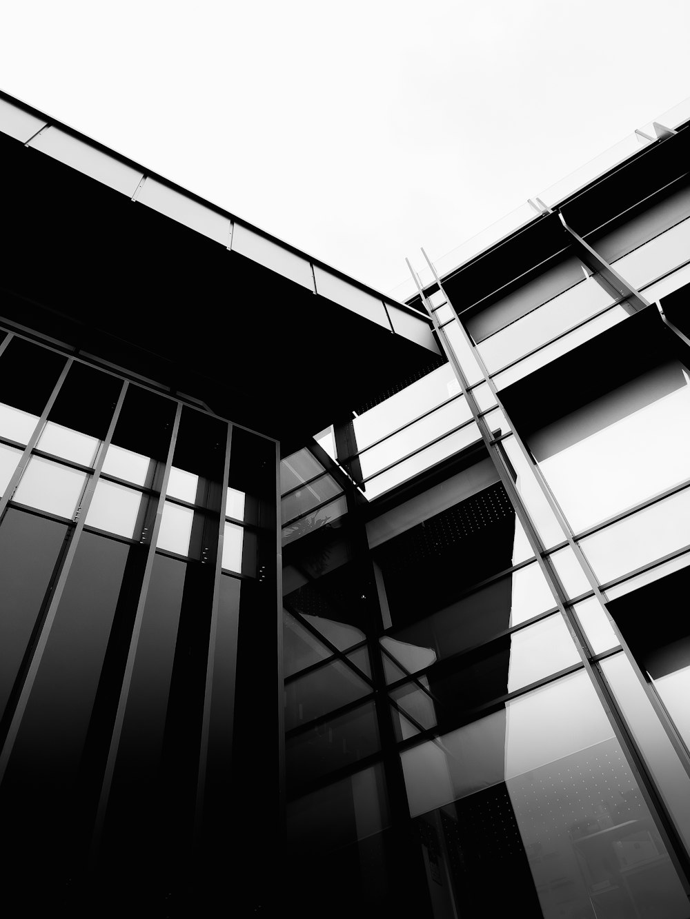 une photo en noir et blanc d’un bâtiment