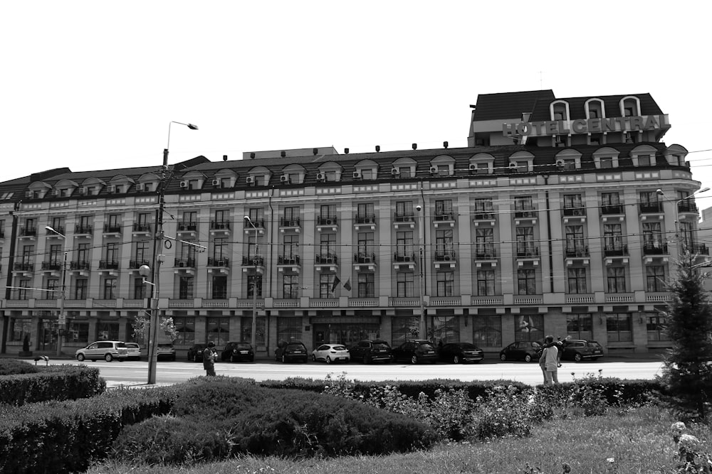 Una foto in bianco e nero di un grande edificio