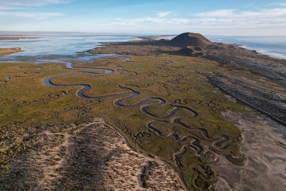 une vue aérienne d’une zone herbeuse traversée par une rivière