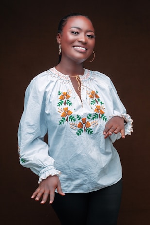 A joyful person wearing a Joyas Leone bracelet during a meaningful celebration.