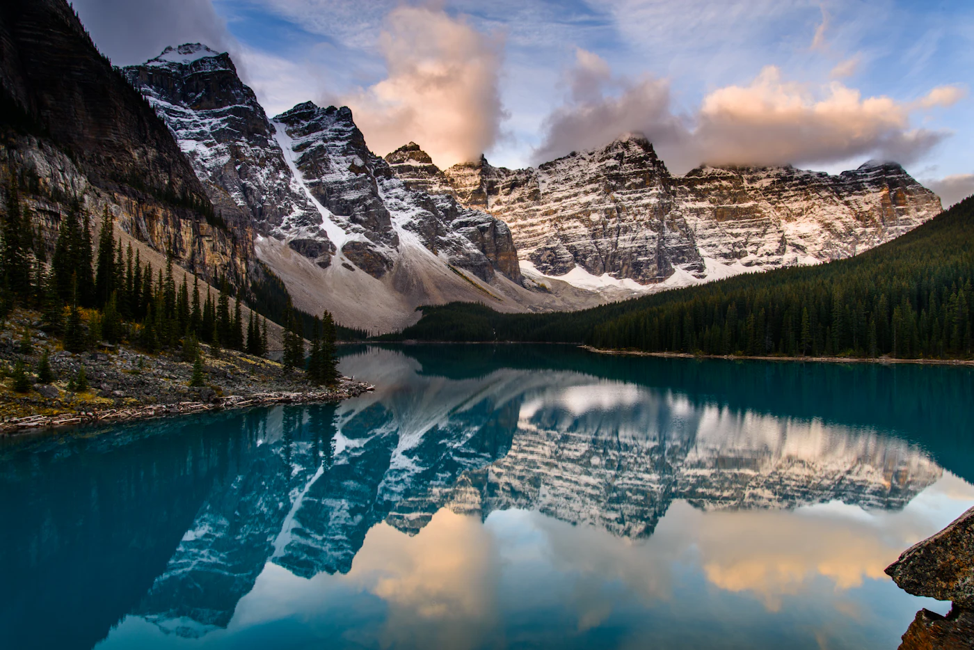 Das türkisfarbene Wasser des Moraine Lake vor den Zehn Gipfeln im Banff-Nationalpark