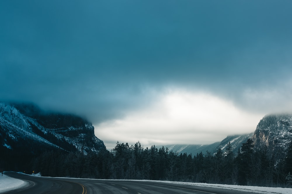 Una strada con una montagna sullo sfondo