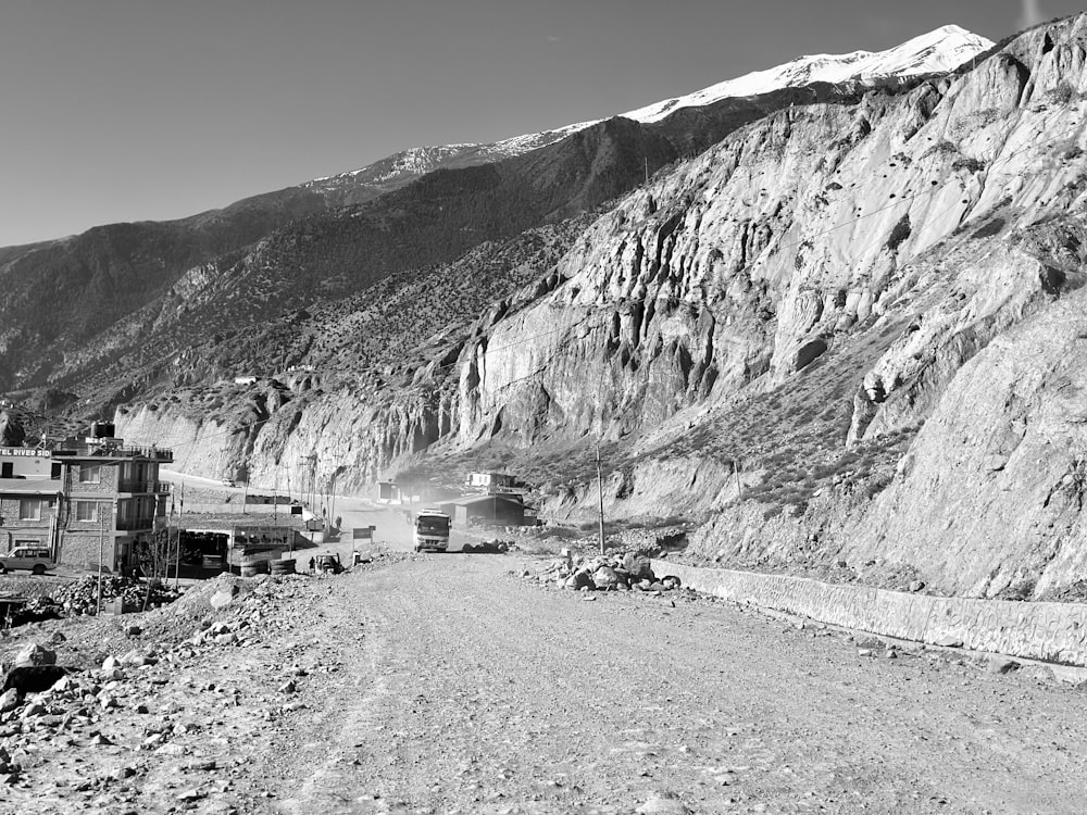 uma foto em preto e branco de uma estrada de montanha