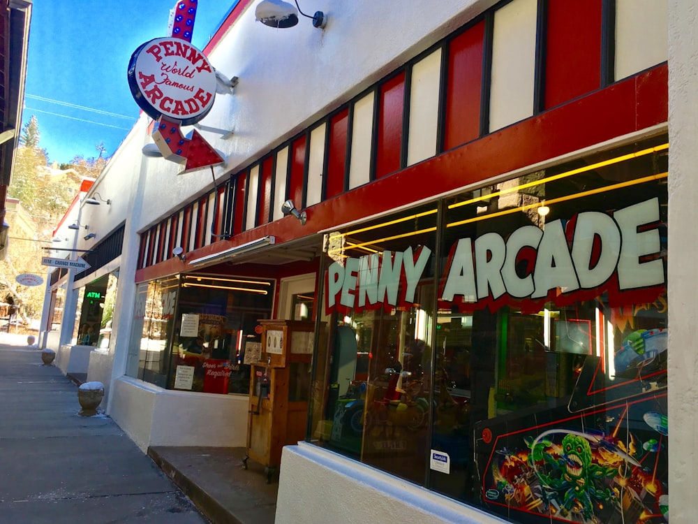 um edifício vermelho e branco com uma placa que diz renny arcade