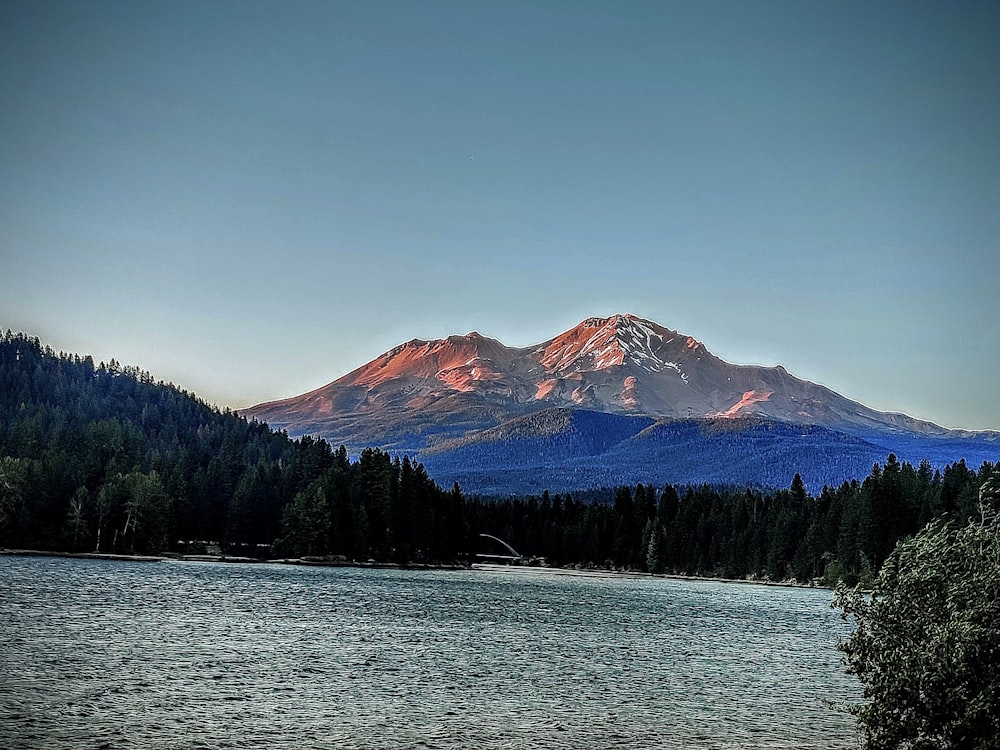 une montagne avec un lac devant elle
