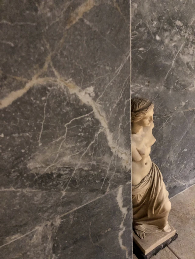Freestanding marble partition: example 4