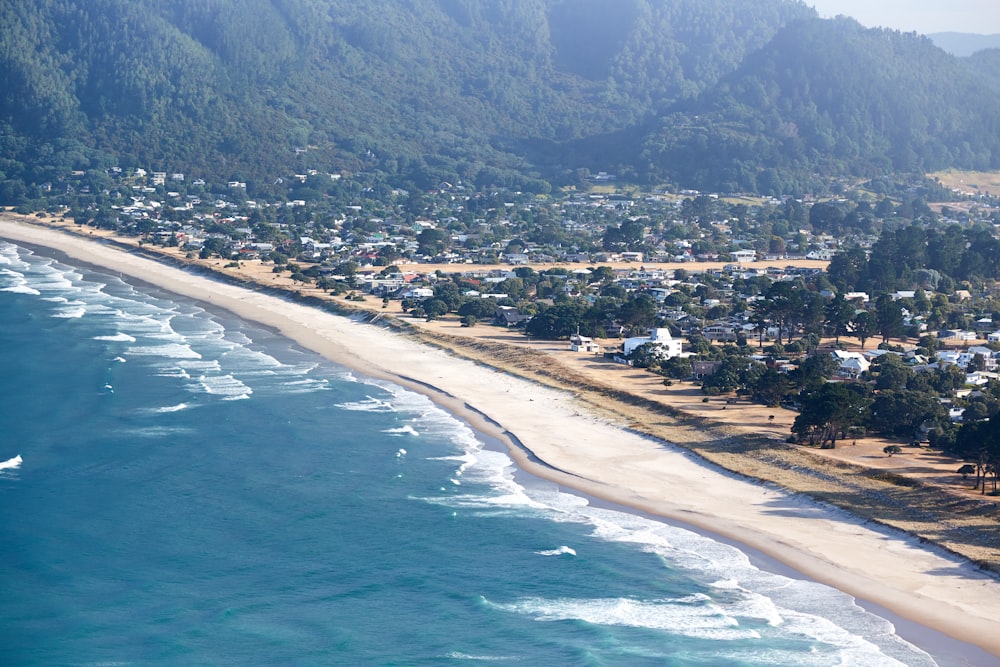 uma vista aérea de uma praia com casas sobre ela