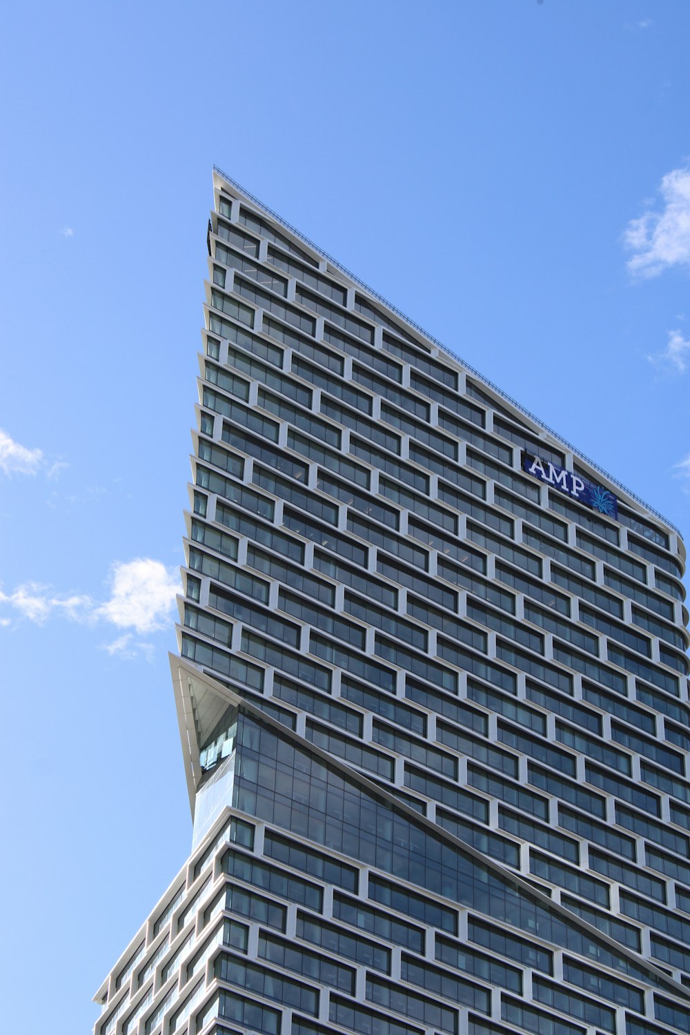 Un edificio molto alto con uno sfondo del cielo