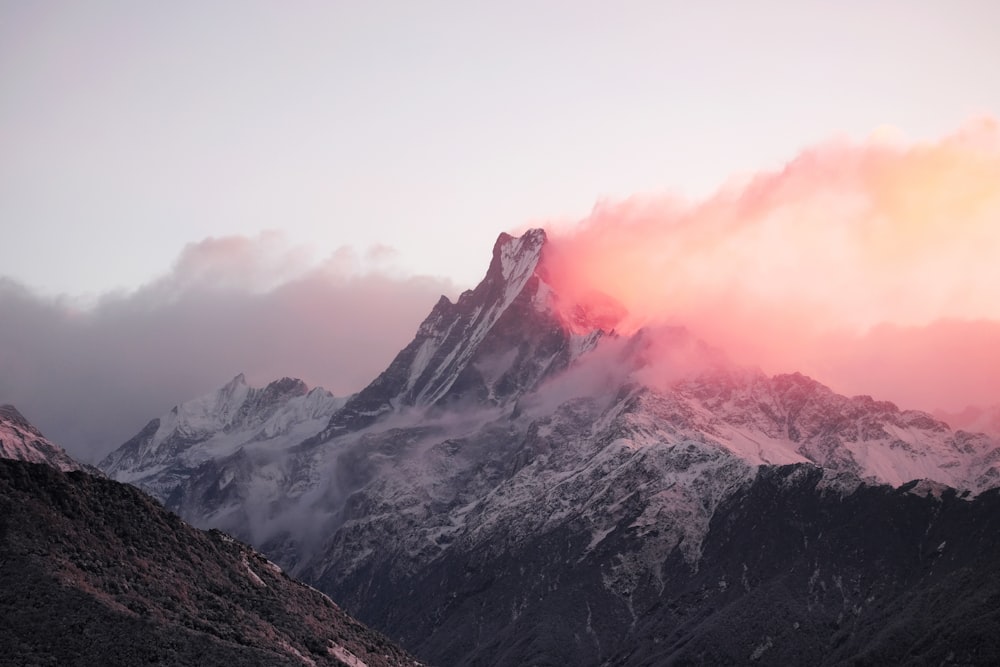 Une montagne couverte d’un ciel couvert de nuages