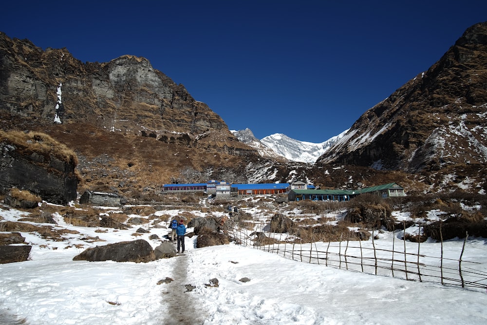 un paio di persone che camminano nella neve