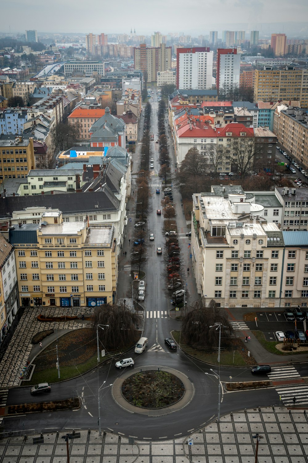 uma vista aérea de uma rua da cidade com edifícios ao fundo