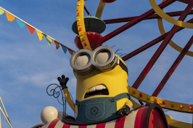 Un Minion montando una atracción en una feria