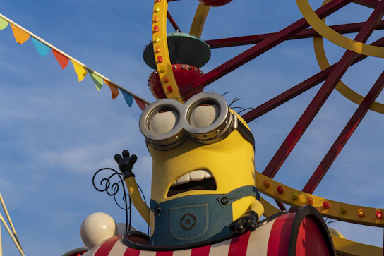 Un Minion montando una atracción en una feria