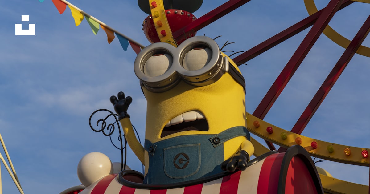 A minion rides a carnival ride at a carnival photo – Free 北京环球影城 Image ...