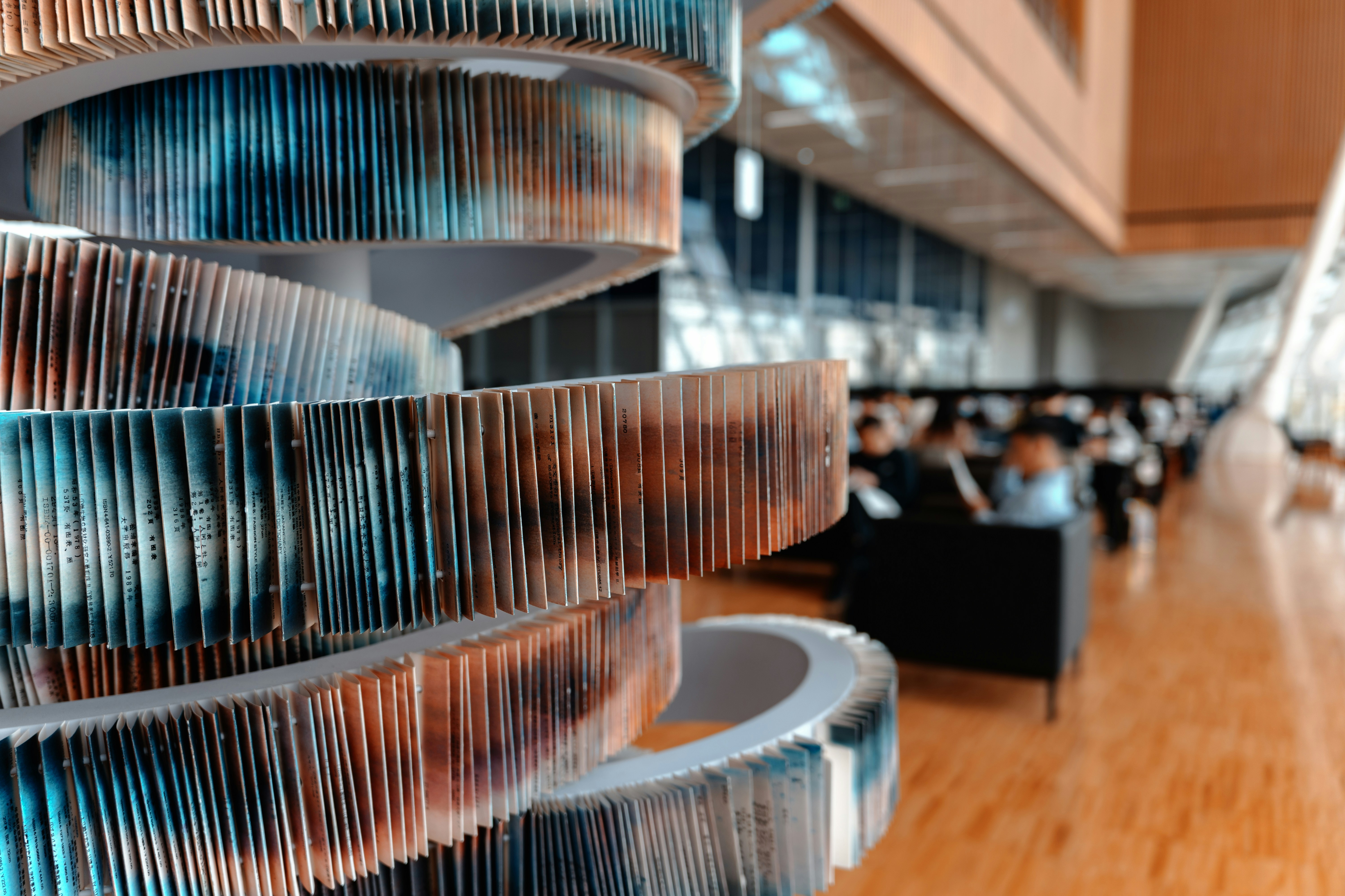 Un rayonnage constitué de revues au cœur d'une bibliothèque.