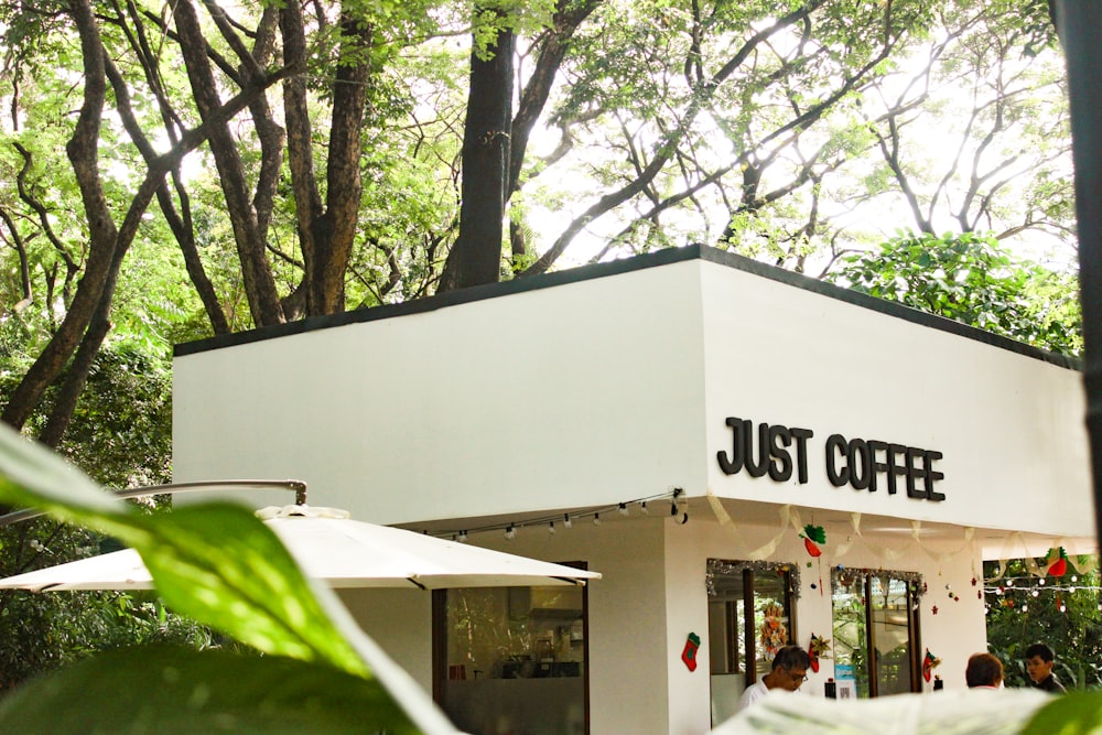 Un edificio bianco con un cartello che dice solo caffè