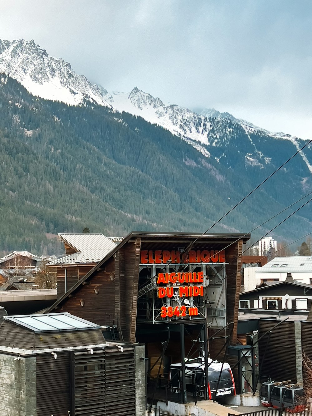 un edificio con un letrero frente a una montaña