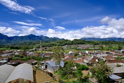 A scenic view of rural lots and houses in Miranda, Cauca under a bright blue sky.