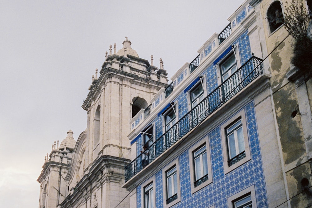 Un edificio alto con un reloj en la parte delantera