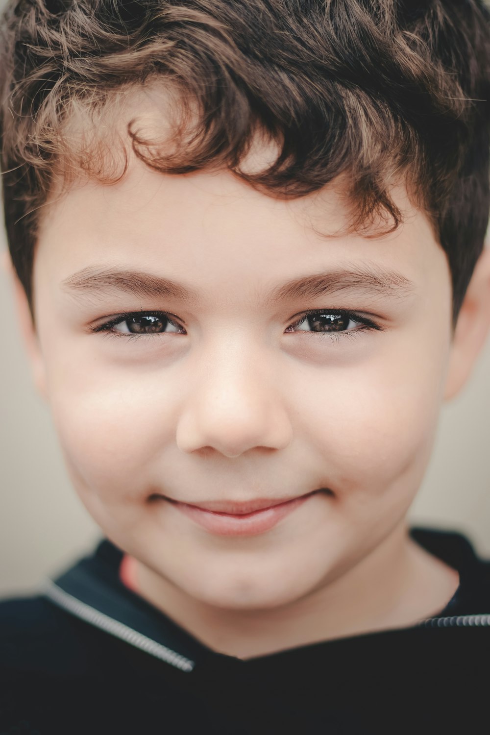 Eine Nahaufnahme des lächelnden Gesichts eines Kindes