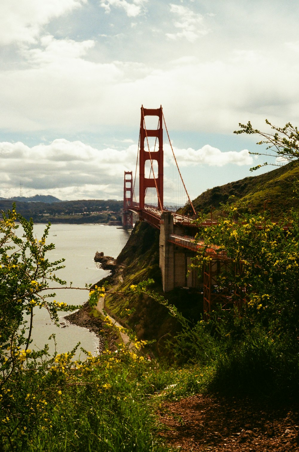 Blick auf die Golden Gate Bridge von der Seite eines Hügels