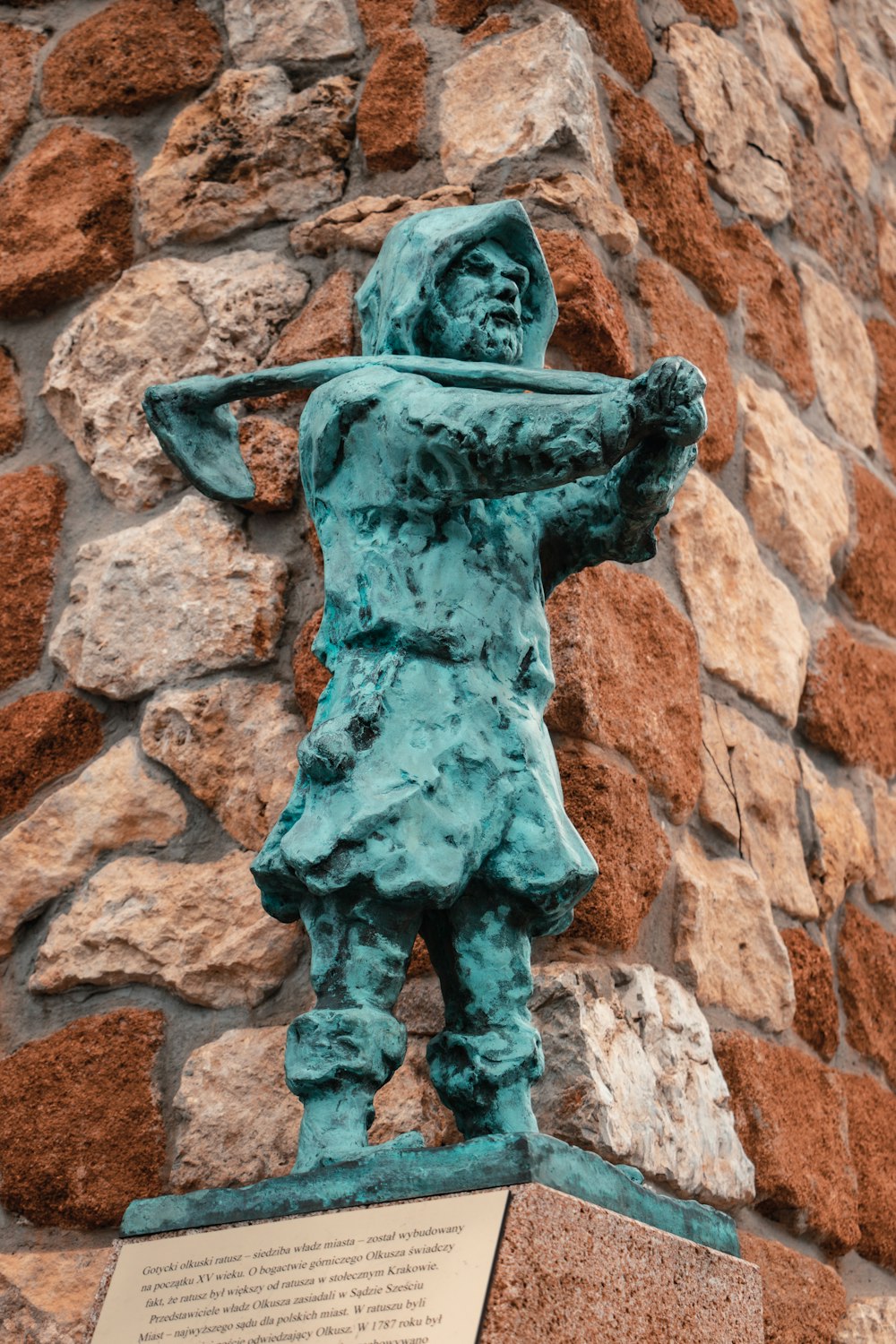 a statue of a man with a hat on his head