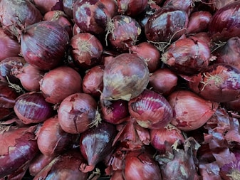 a pile of red onions sitting on top of each other