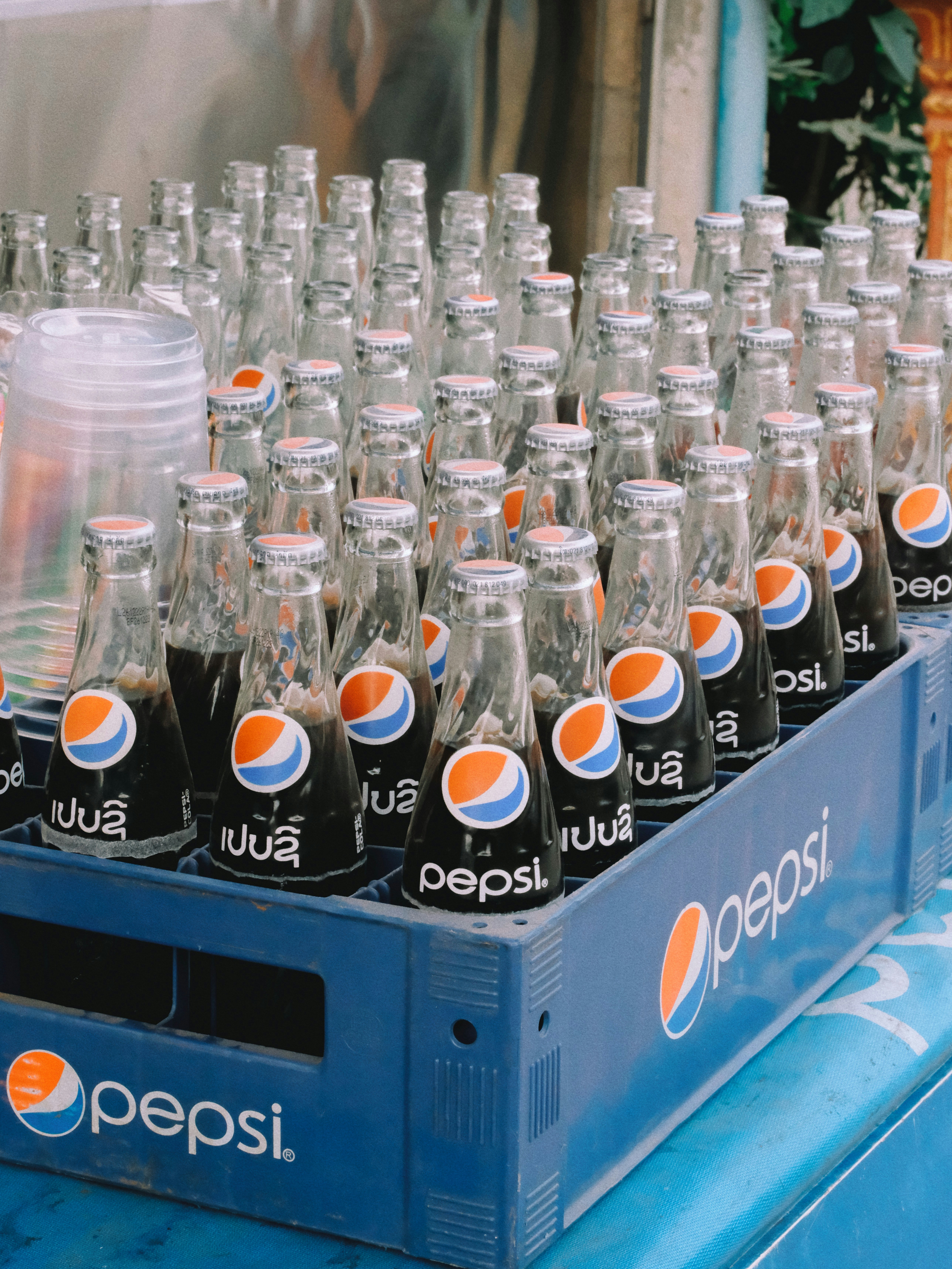 Une caisse de bouteilles de soda Pepsi posée sur une table photo – Image  gratuite de Bouteille sur Unsplash, image size:3000x3997