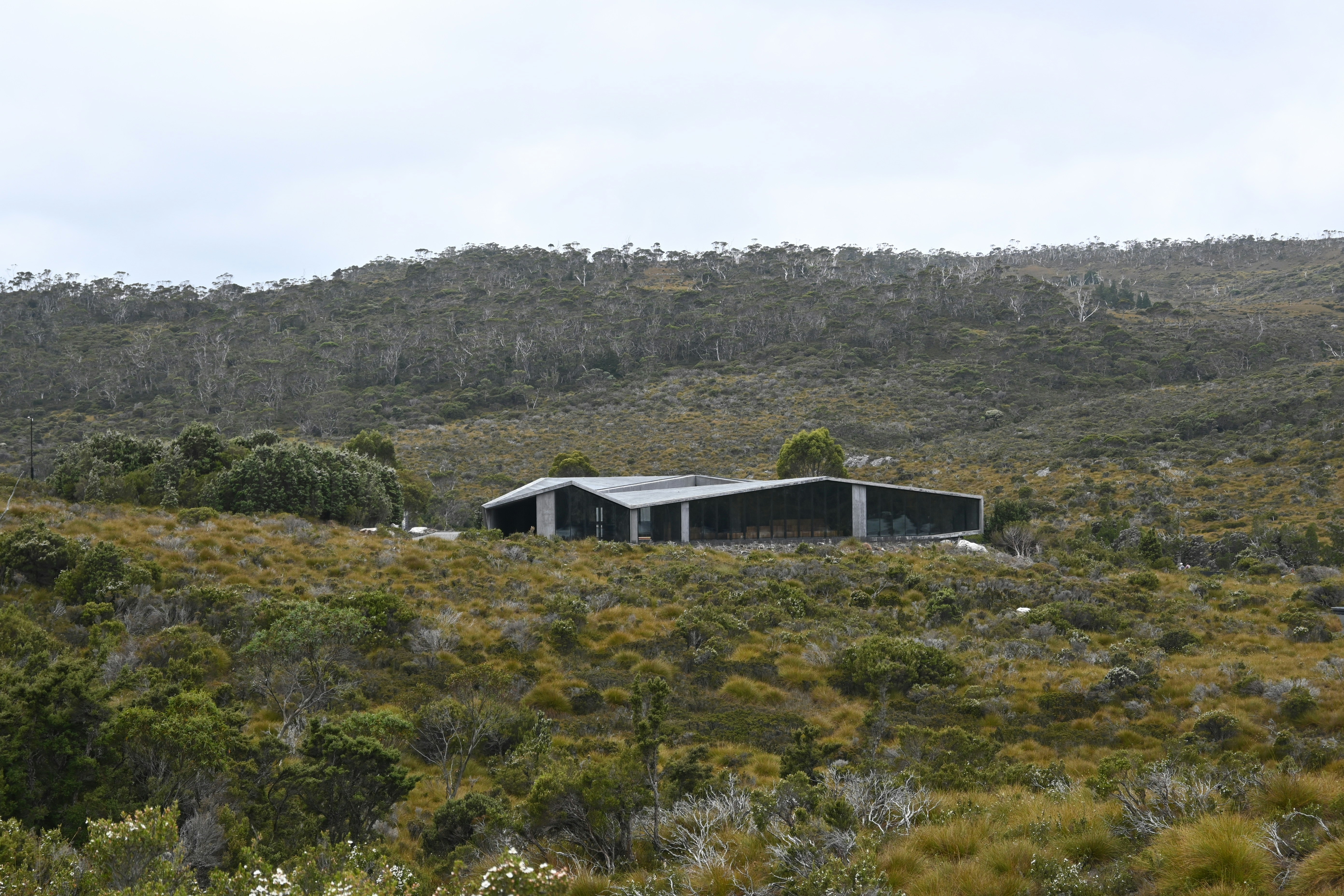 Ein Gebäude mitten auf einem Feld