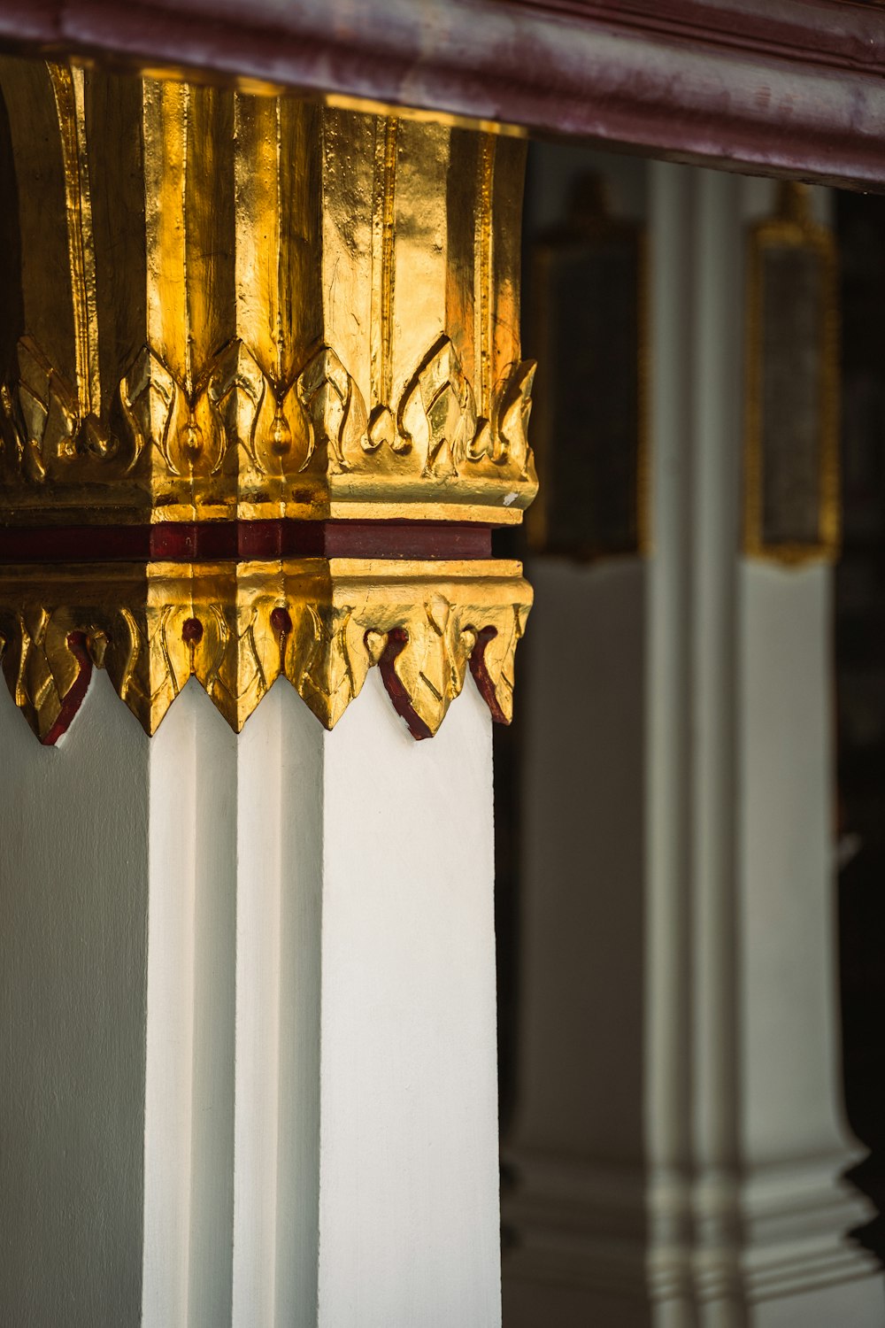 a close up of a gold and white column