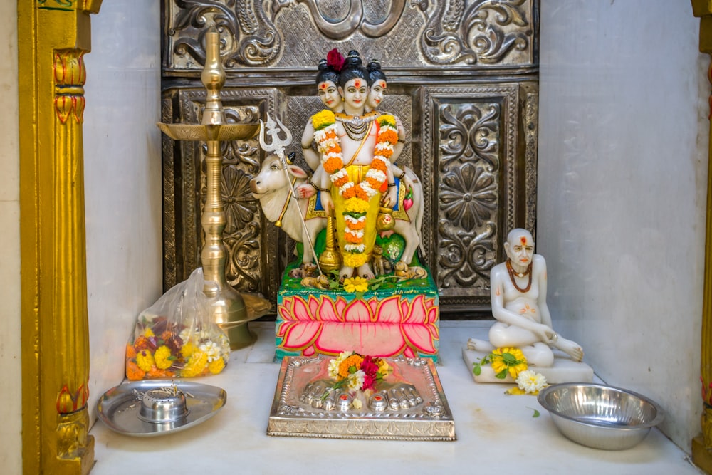 Un pequeño santuario con una estatua del Señor Ganesh