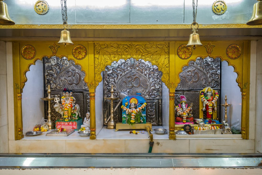 um grupo de estátuas de divindades hindus em exibição