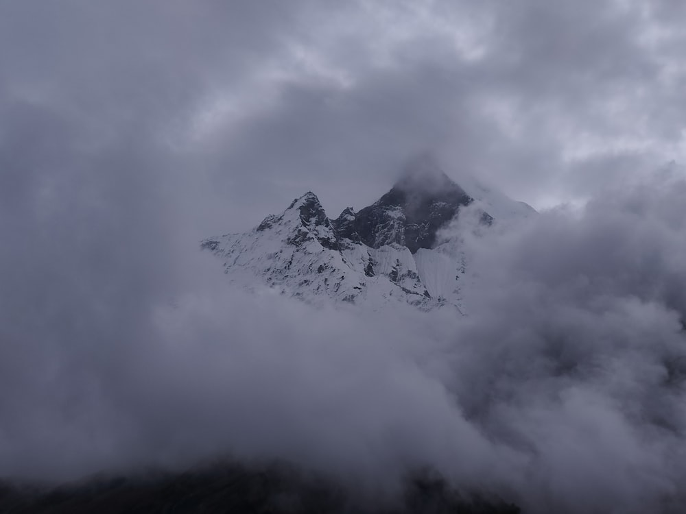 Una montaña cubierta de nubes y nieve en un día nublado