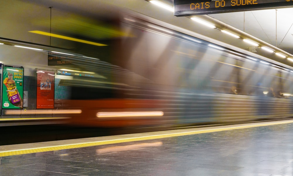 Una foto borrosa de un tren que llega a una estación