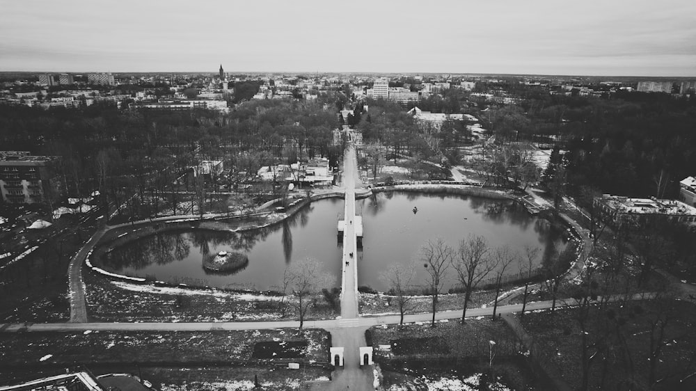 Une photo en noir et blanc d’une ville