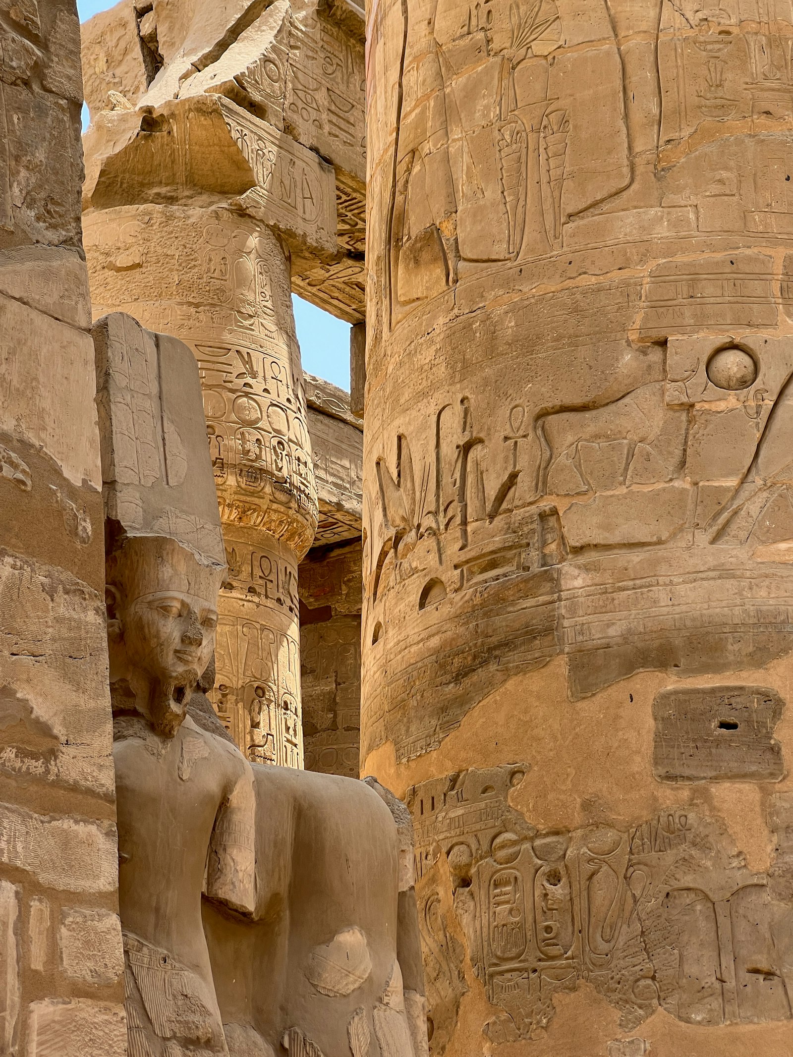 L'Obelisco di Hatshepsut svetta verso il cielo tra le mura del Tempio di Karnak