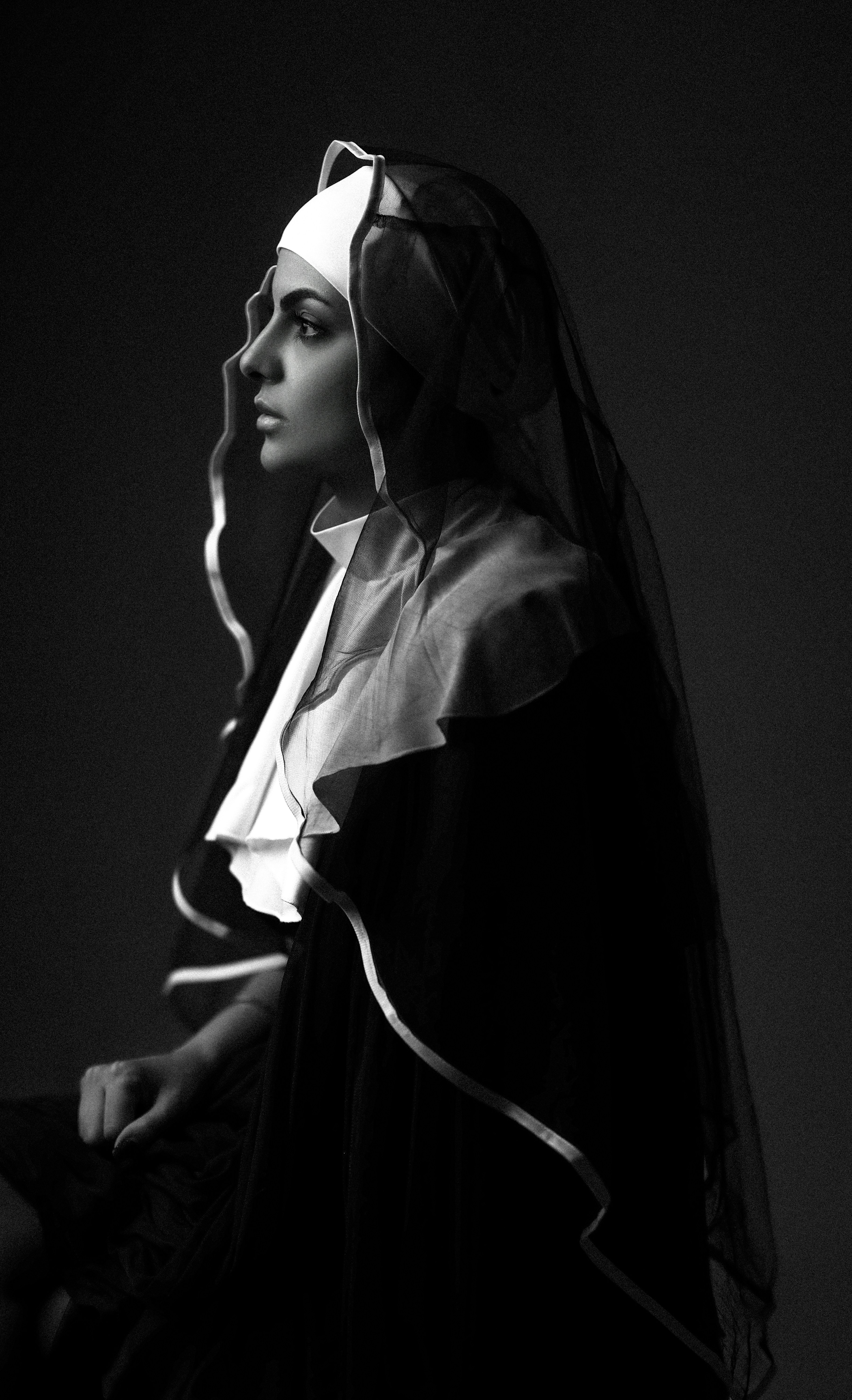 A black and white photo of a woman wearing a veil photo – Free ...
