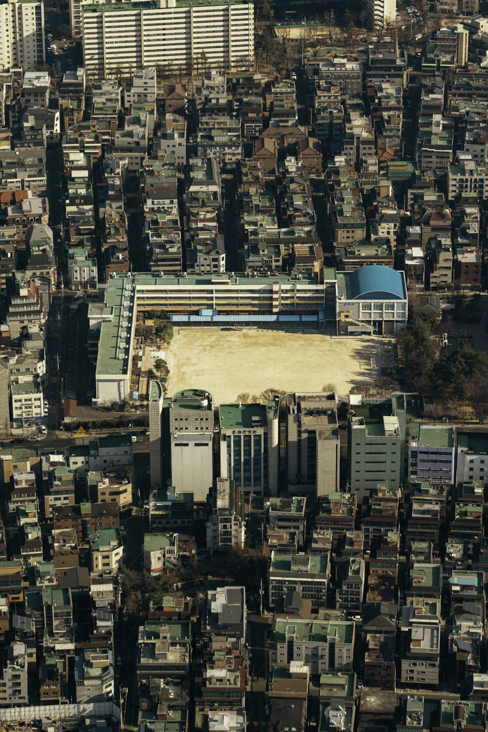 uma vista aérea de uma cidade com muitos edifícios altos